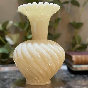 Vintage Fenton Glossy Custard Cream Swirl Glass Vase Ruffled Crimped Spiral